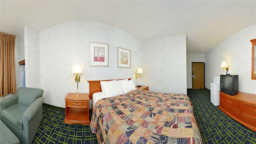 Days Inn By Wyndham Topeka Bagian luar foto
