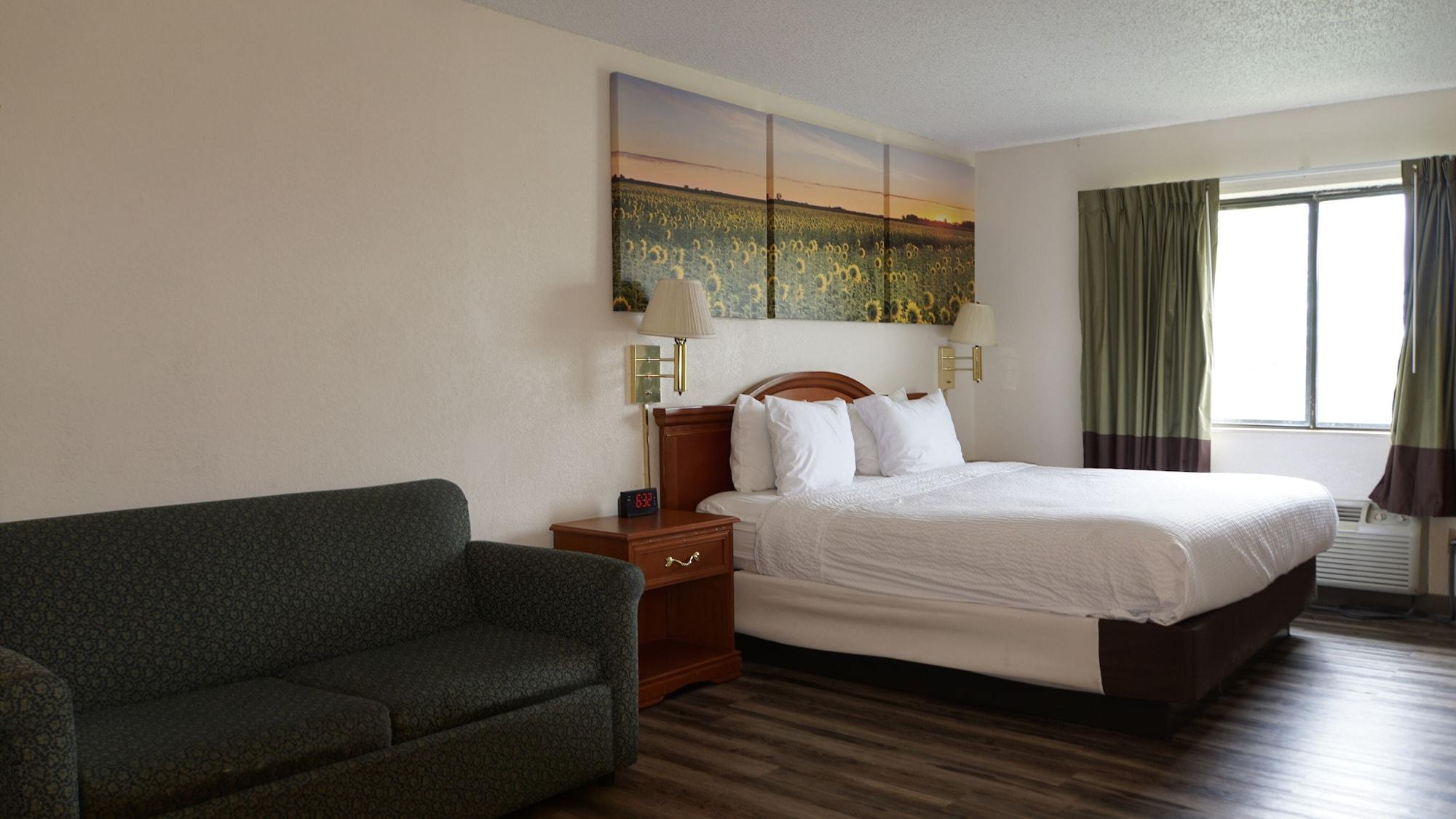 Days Inn By Wyndham Topeka Bagian luar foto