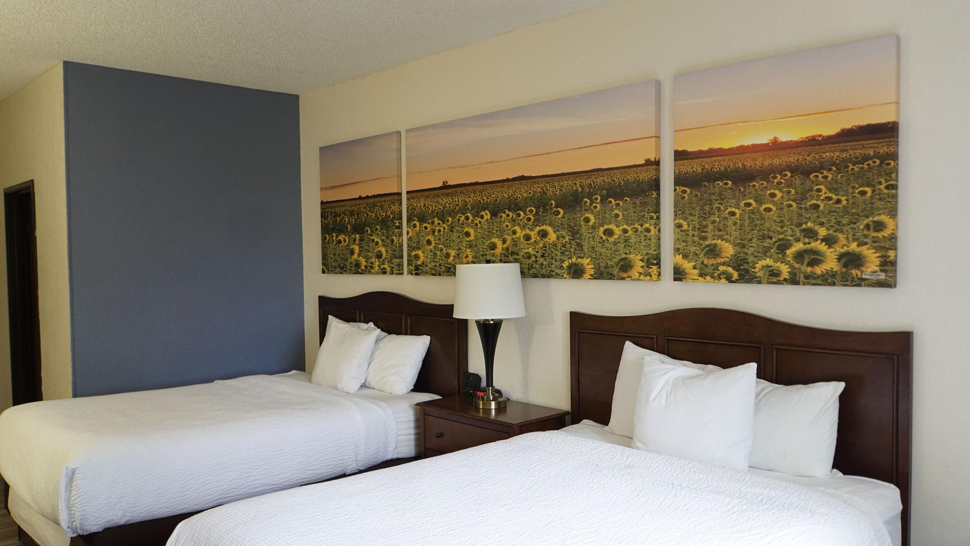 Days Inn By Wyndham Topeka Bagian luar foto