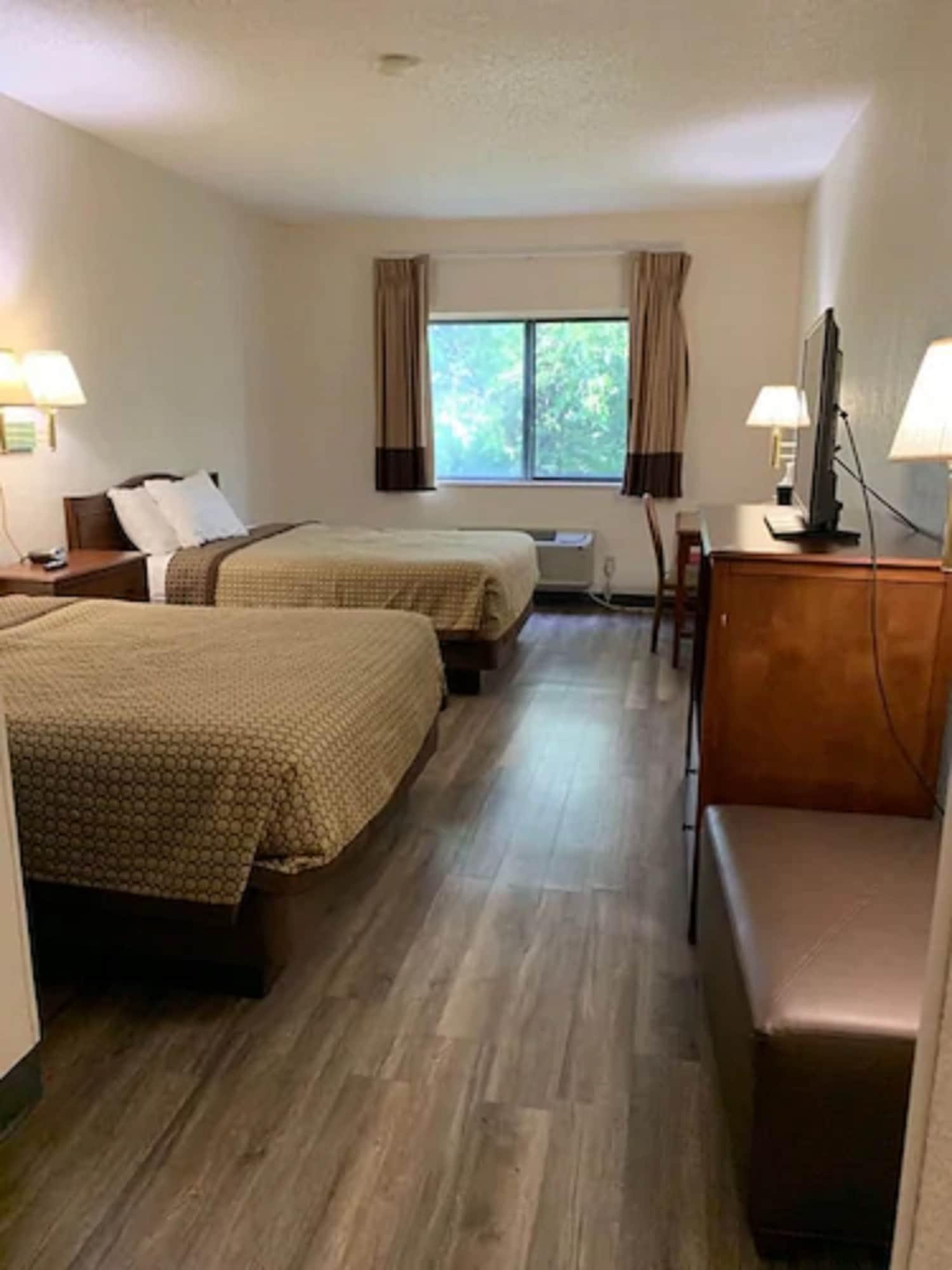 Days Inn By Wyndham Topeka Bagian luar foto