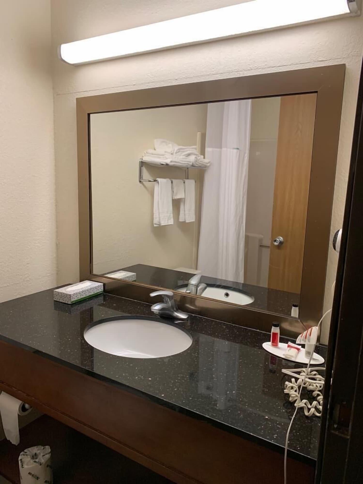 Days Inn By Wyndham Topeka Bagian luar foto