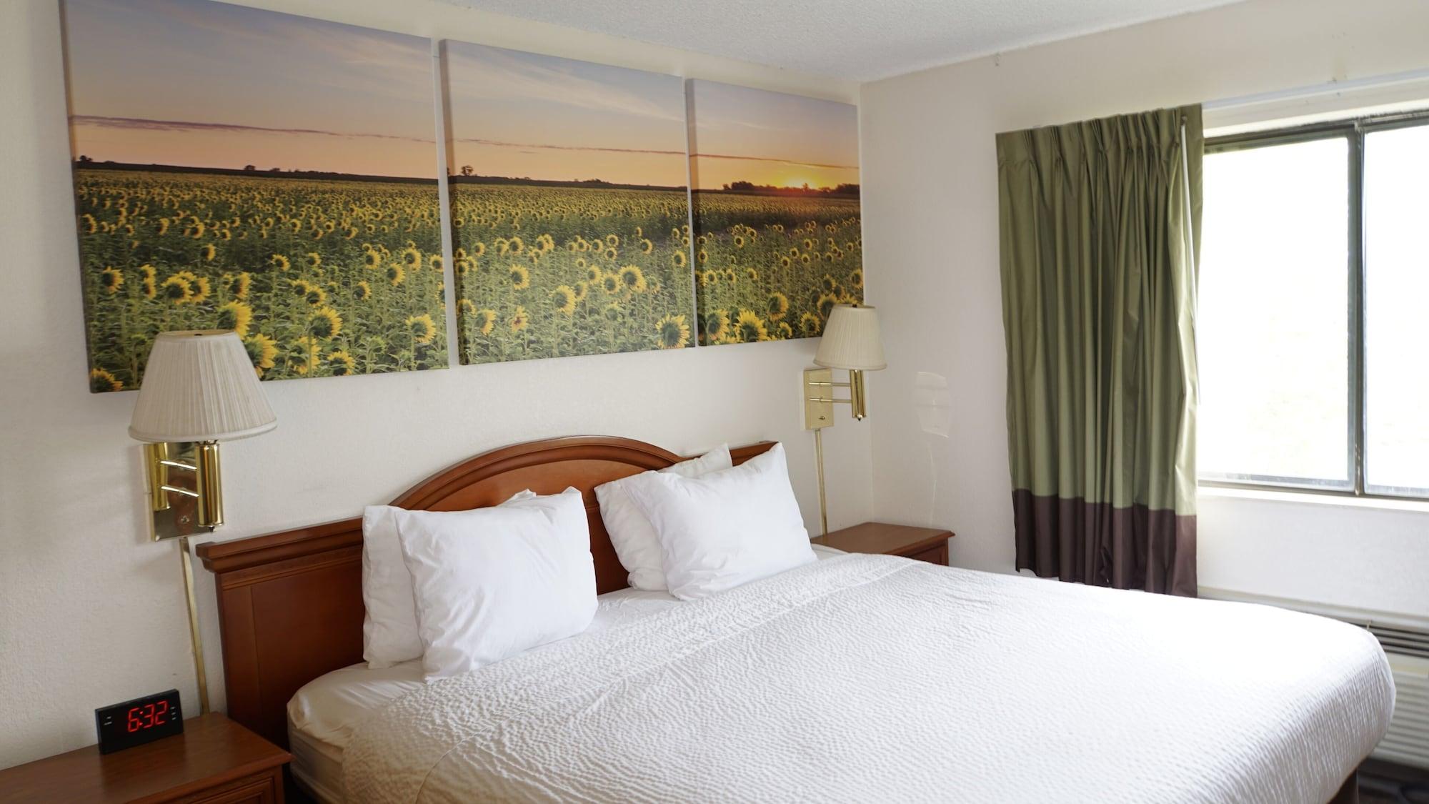 Days Inn By Wyndham Topeka Bagian luar foto