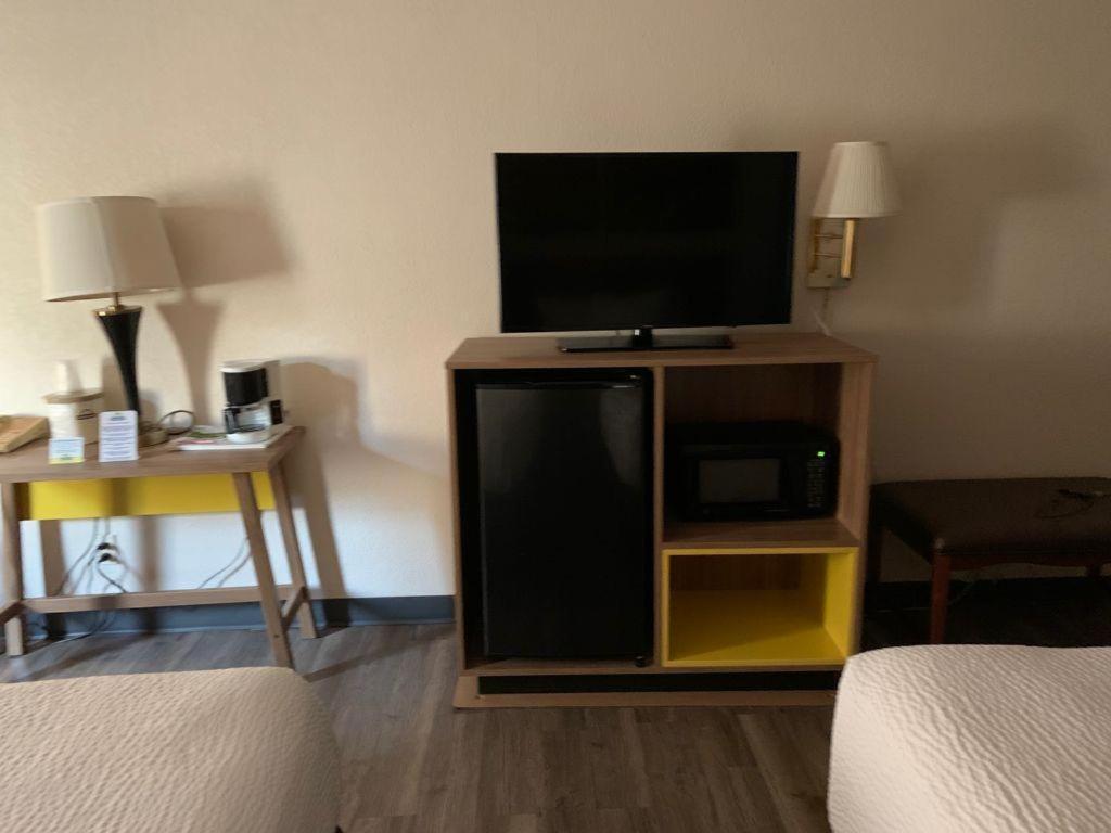 Days Inn By Wyndham Topeka Bagian luar foto