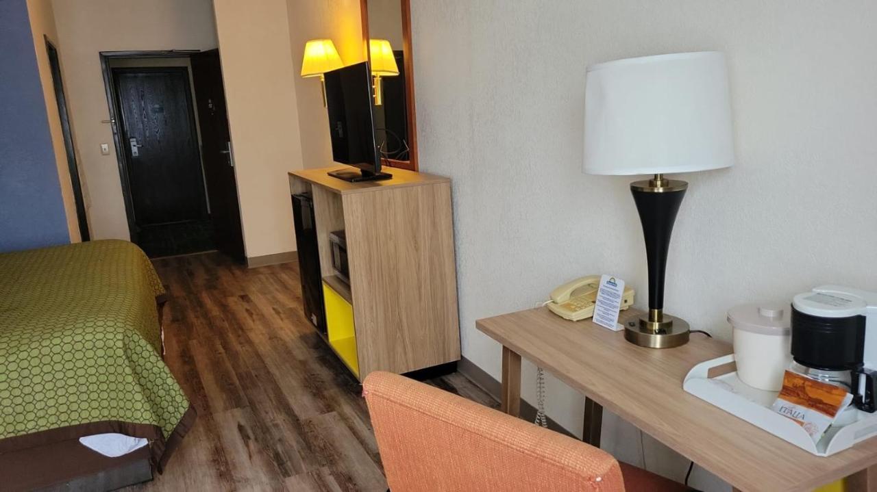Days Inn By Wyndham Topeka Bagian luar foto