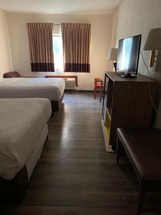 Days Inn By Wyndham Topeka Bagian luar foto