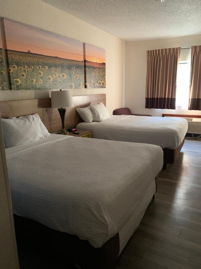 Days Inn By Wyndham Topeka Bagian luar foto