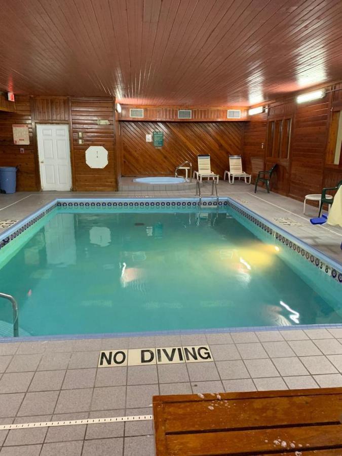 Days Inn By Wyndham Topeka Bagian luar foto