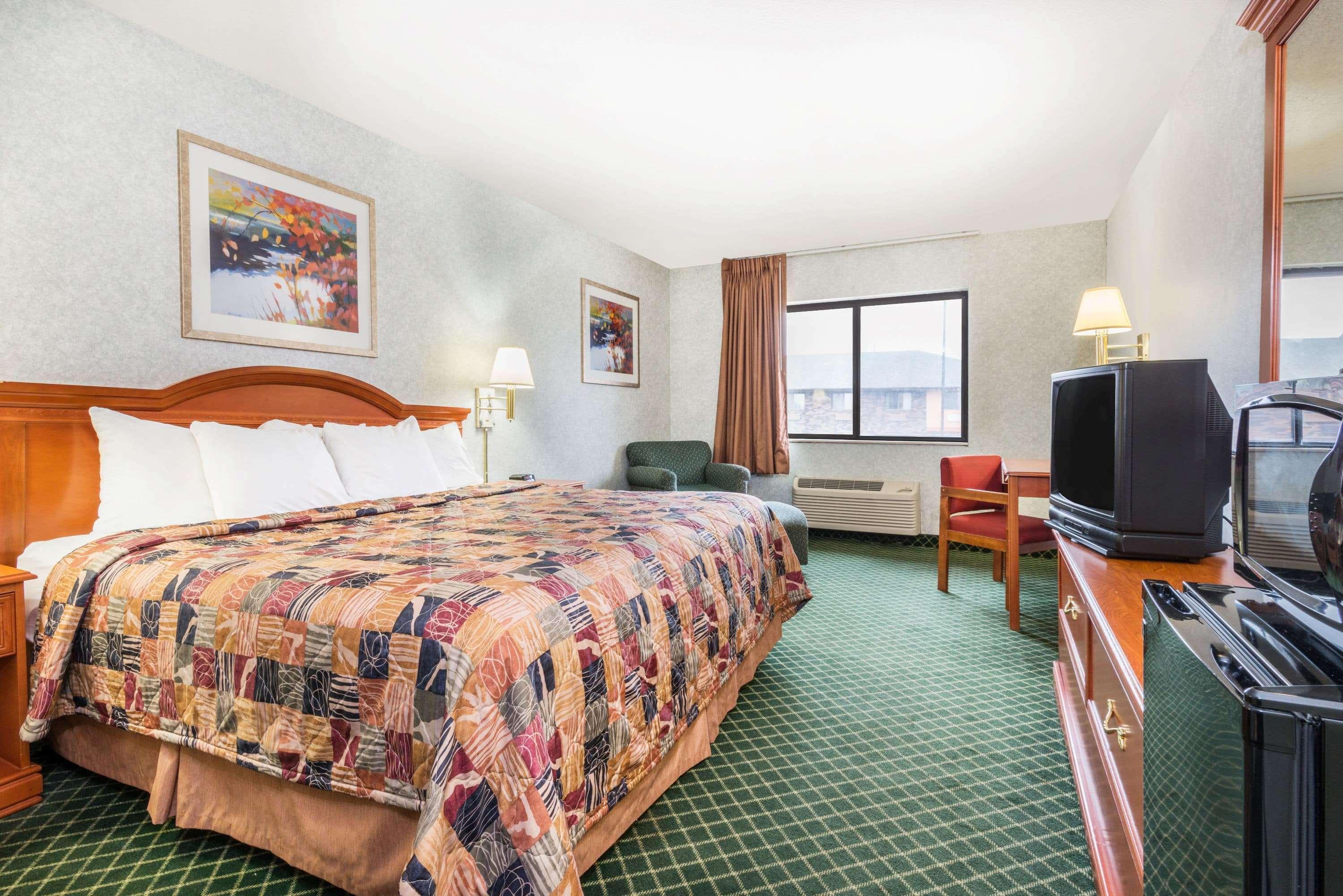 Days Inn By Wyndham Topeka Bagian luar foto