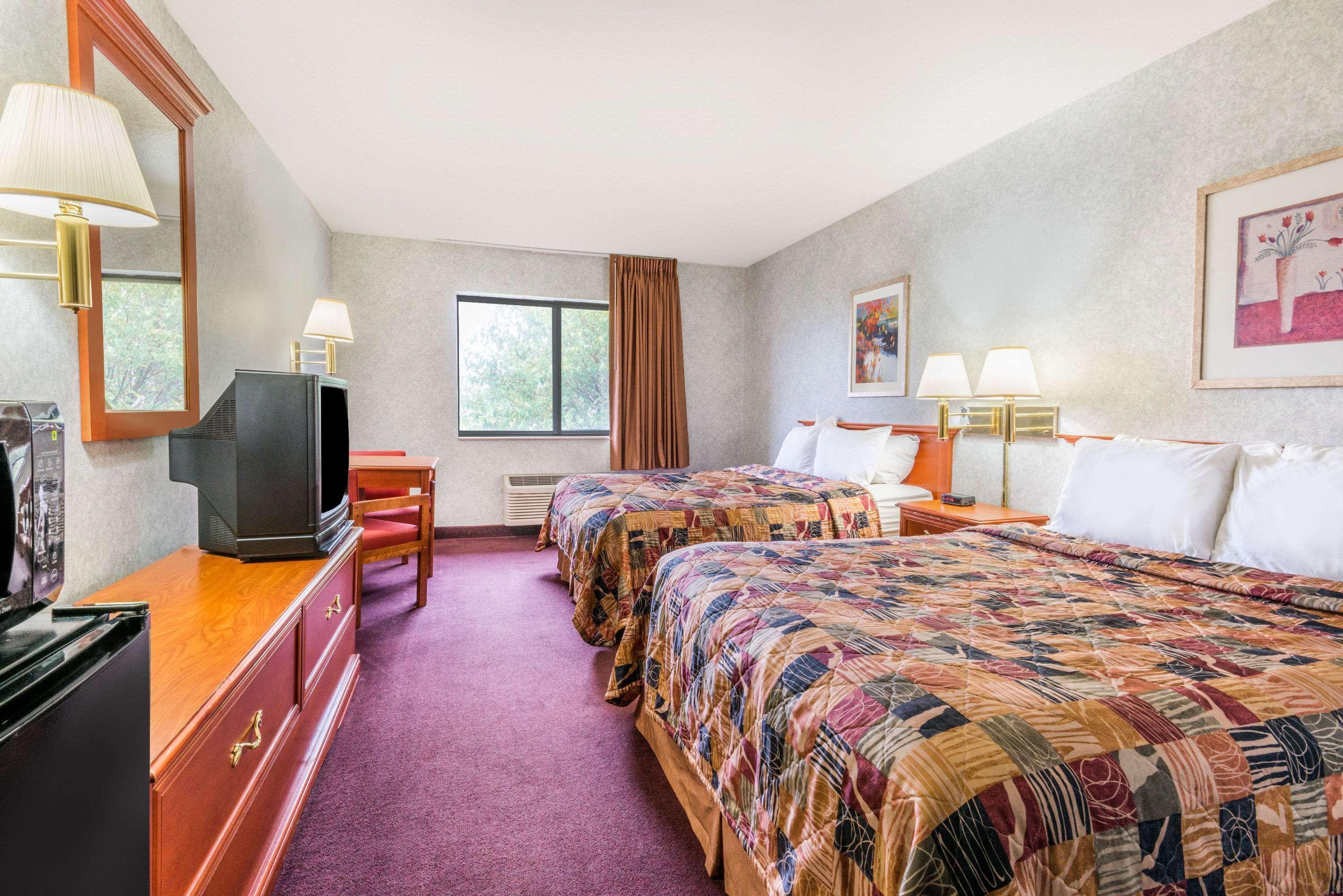 Days Inn By Wyndham Topeka Bagian luar foto