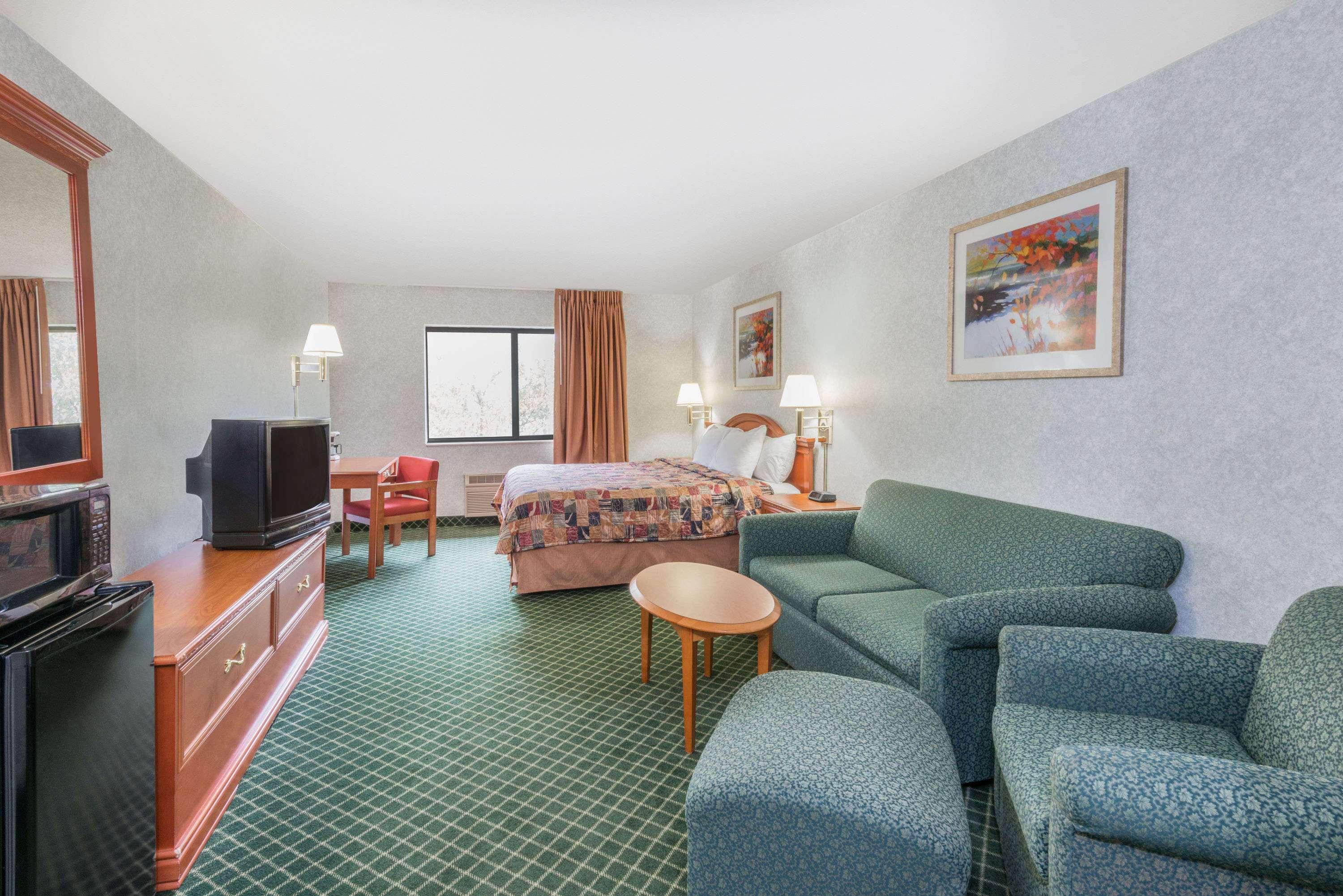 Days Inn By Wyndham Topeka Bagian luar foto