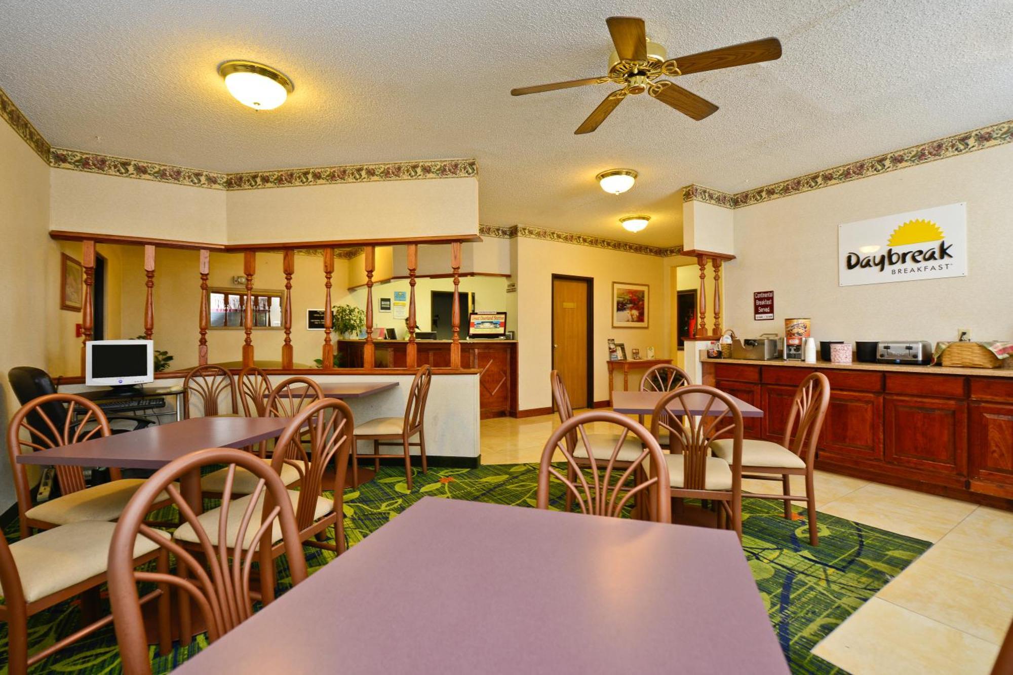 Days Inn By Wyndham Topeka Bagian luar foto