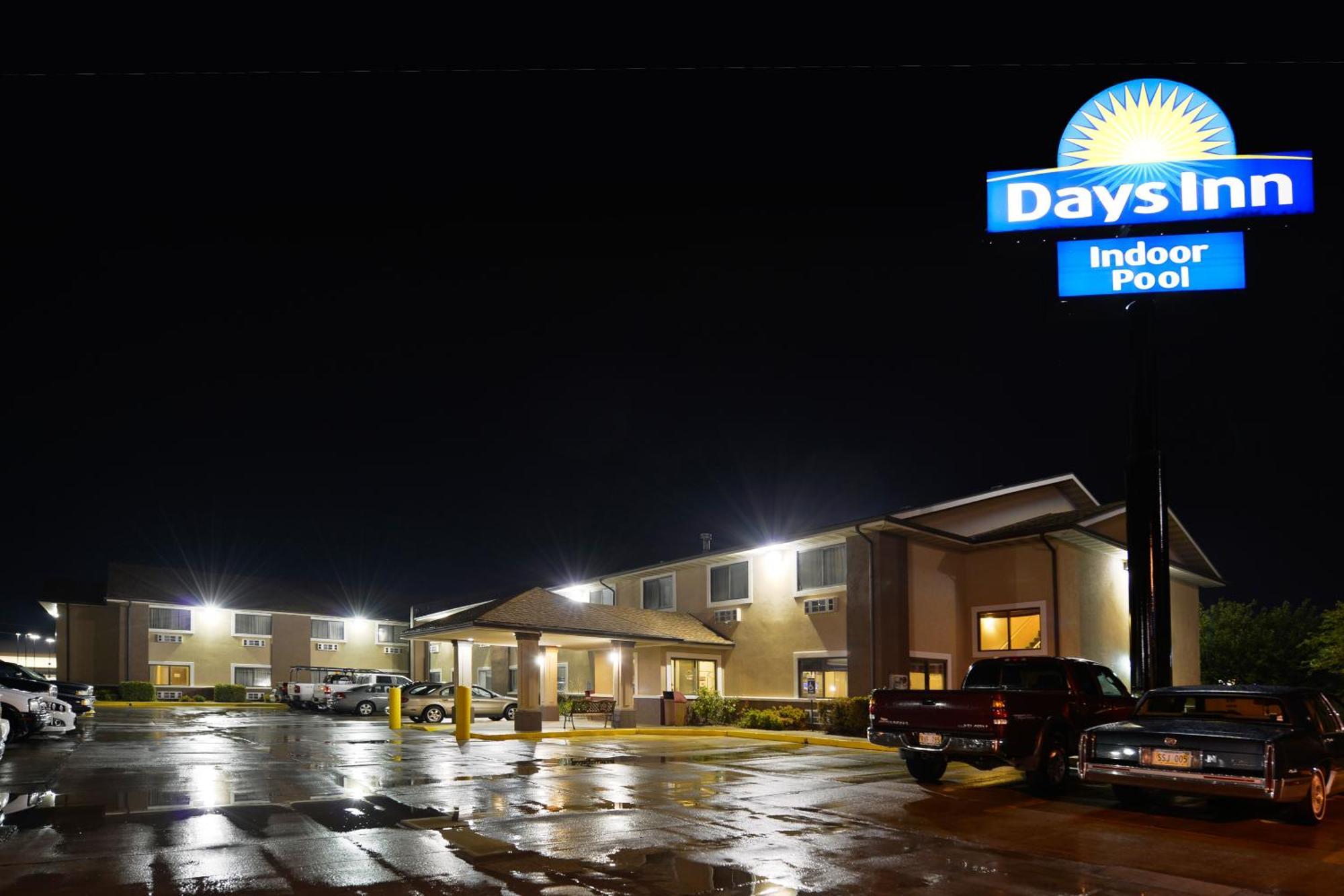 Days Inn By Wyndham Topeka Bagian luar foto