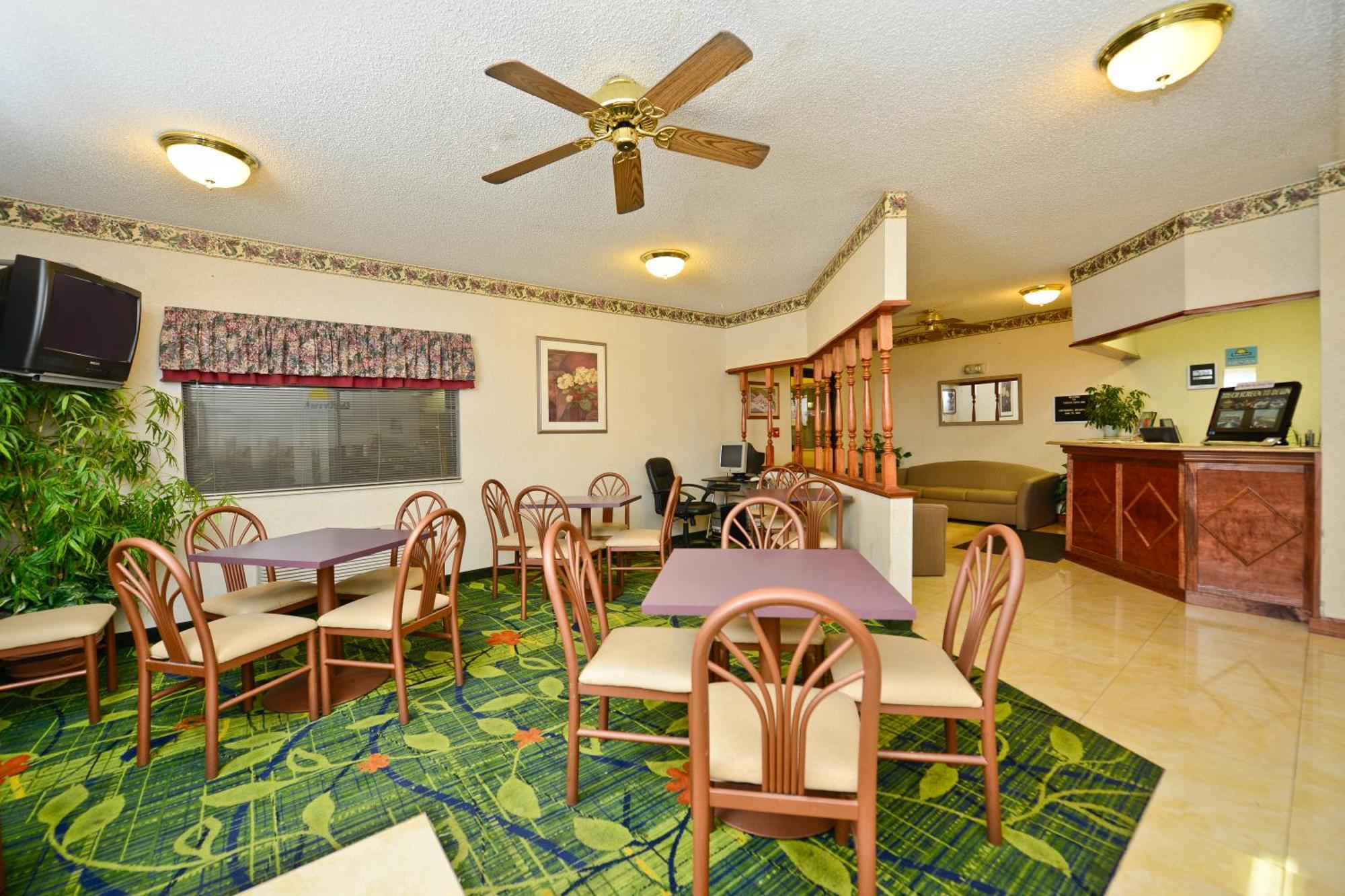 Days Inn By Wyndham Topeka Bagian luar foto