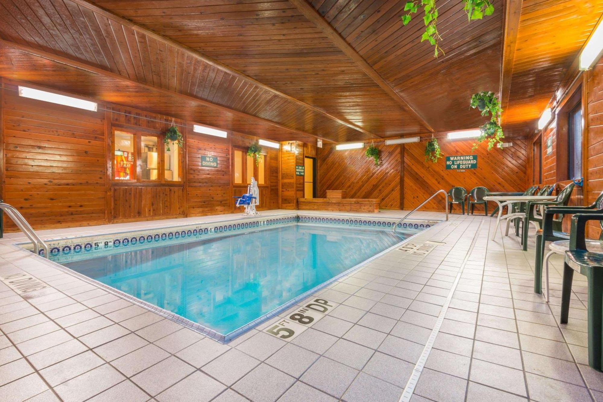 Days Inn By Wyndham Topeka Bagian luar foto