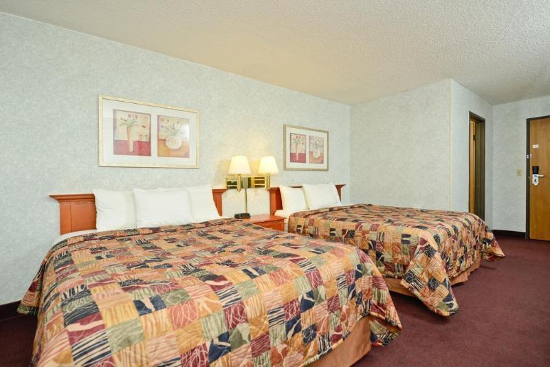 Days Inn By Wyndham Topeka Bagian luar foto