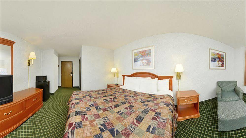 Days Inn By Wyndham Topeka Bagian luar foto