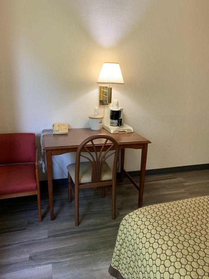 Days Inn By Wyndham Topeka Bagian luar foto