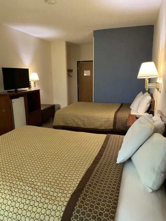 Days Inn By Wyndham Topeka Bagian luar foto