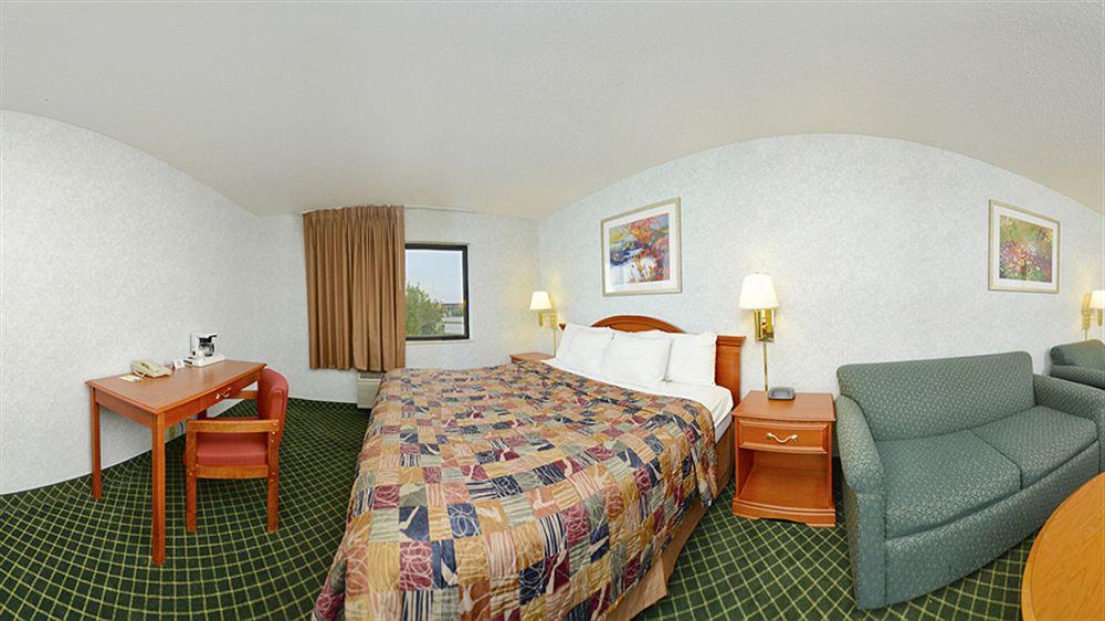 Days Inn By Wyndham Topeka Bagian luar foto